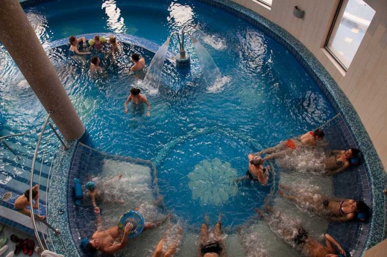 La relaxare și… votare! Stațiunea din vestul țării unde turiștii s-au înghesuit să voteze!