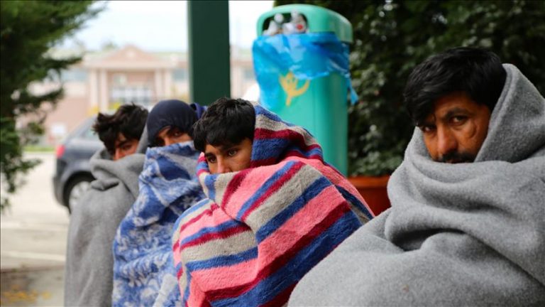Ungaria refuză în continuare să primească refugiaţi. Nici măcar pe cei care îngheaţă de frig în Serbia
