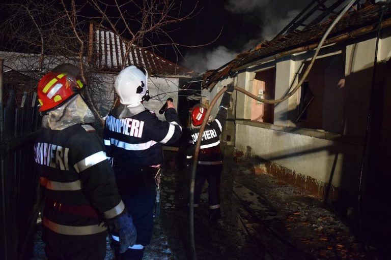 Casă în flăcări în vestul țării! O femeie decedată