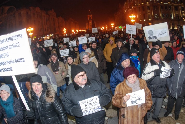 Robu şi modelul Iohannis. Primarul Timişoarei a ieşit la protest