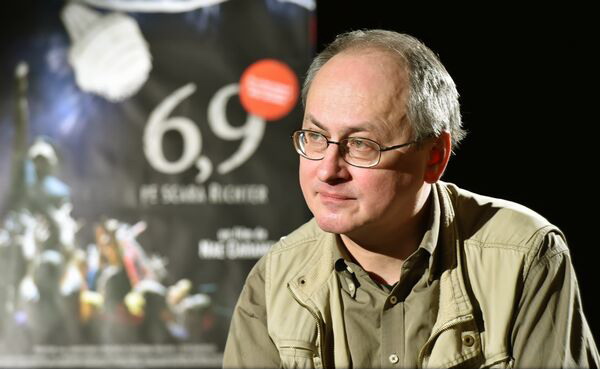 „6,9 pe scara Richter”, cea mai nouă comedie în regia lui Nae Caranfil, la Filarmonica Banatul, cu participarea regizorului