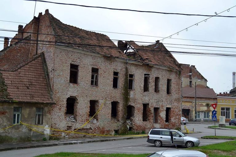 Noutăţi în 2017: intră în vigoare taxa pe paragină, scad unele impozite şi cresc salariile