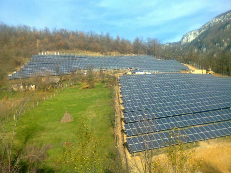 Ce se întâmplă cu parcul fotovoltaic din Băile Herculane, care zace nefolosit