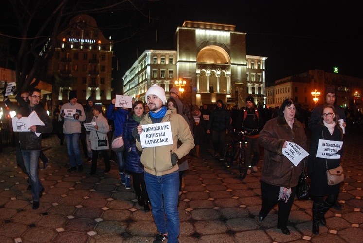 Timişorenii au ieşit în Piaţa Victoriei! Proteste în toată ţara faţă de ordonanţa privind graţierea-VIDEO