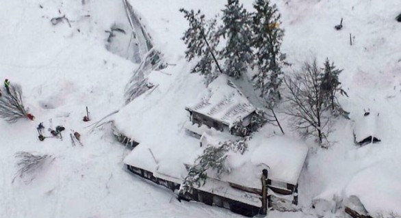 Numeroase persoane aflate în vacanță, la schi, într-o stațiune din centrul Italiei, și-ar fi pierdut viața după ce o avalanșă a lovit hotelul Rigopiano din Farindola-VIDEO