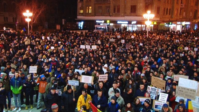 Peste 15.000 de timișoreni au ieșit în stradă! Oamenii continuă să vină la protest-VIDEO