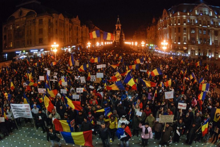 Timișoara rezistă! Peste 3.000 de oameni în Piața Operei-VIDEO