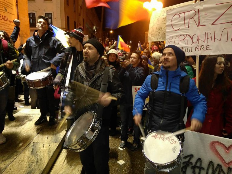 Percuționiștii de la Filarmonică alături de protestatarii de la Timișoara-VIDEO