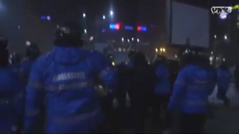 Jandarm bătut de colegi… VIDEO