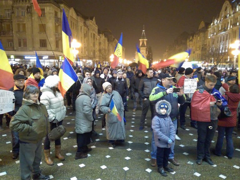 Frigul învinge rezistența protestatarilor de la Timișoara! VIDEO