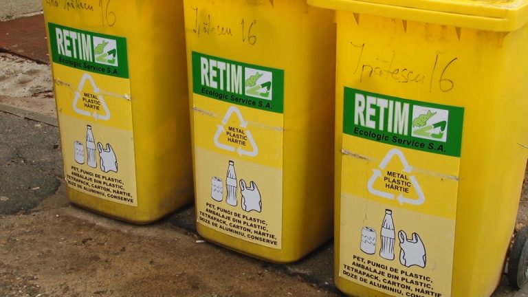 Retim începe curățenia și la Lugoj! Cetățenii primesc pubele pentru colectarea selectivă a deșeurilor