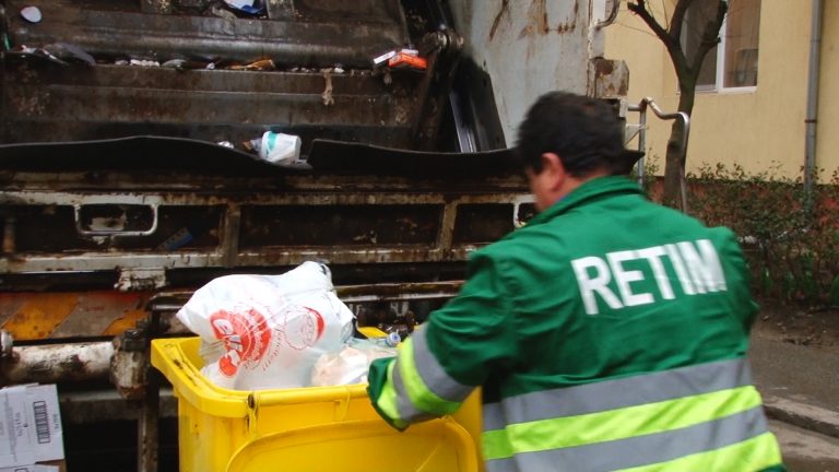 RETIM lucrează de sărbători pentru colectarea deșeurilor, după ce ridicarea unora nu a fost posibilă din cauza nedeszăpezirii