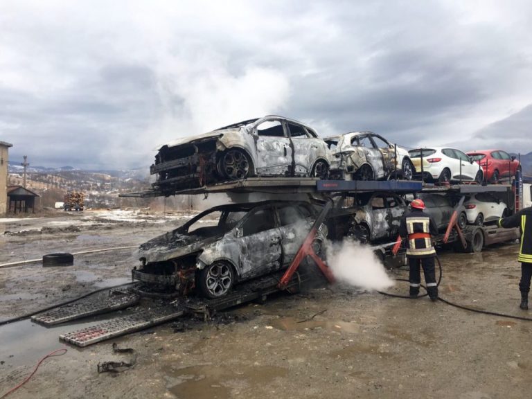 Incendiu de proporții pe DN6, în dreptul localității Armeniș! Un TIR care transporta autoturisme noi a explodat