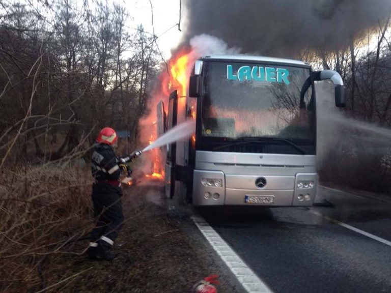 Un autocar plin cu olteni ce veneau din Germania a luat foc la Reşiţa!