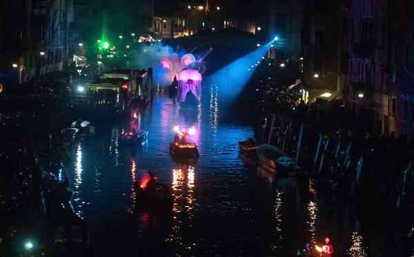 Cel mai renumit carnaval s-a deschis la Veneţia