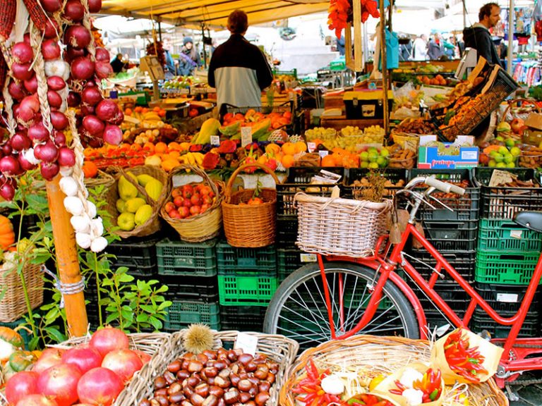 Feriți-vă de ,,plasa” comercianților! Cum sunteți păcăliți când cumpărați fructe și legume!