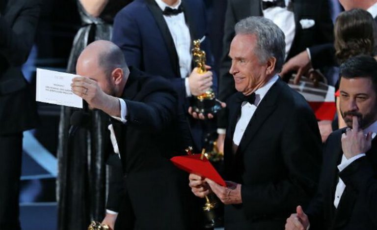 Surpriză de proporţii şi o gafă monumentală la Gala Oscar 2017. „La La Land” a ratat titlul de Cel mai bun film. Vezi lista completă a câştigătorilor! VIDEO