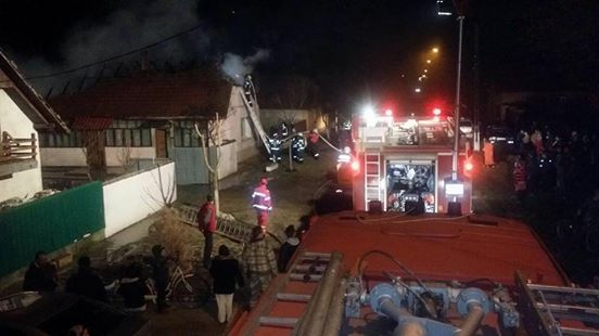 Pompierii timişeni au avut de lucru! O casă a luat foc la Cernăteaz