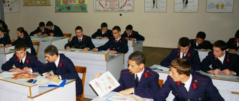 S-a dat startul înscrierilor pentru liceele militare. Vezi până când trebuie depuse actele