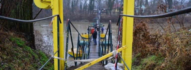 SITUAȚIE DRAMATICĂ în Vestul țării! Zeci de familii blocate între ape, din cauza sloiurilor!