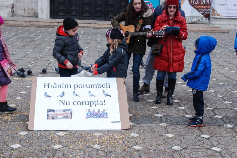 Protest inedit, la Timișoara! Atragerea porumbeilor, până acum apolitici, în mișcarea de contestare VIDEO