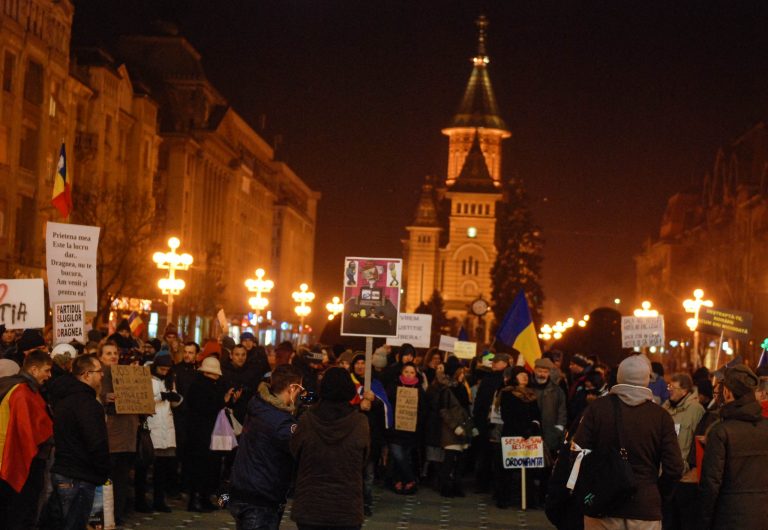 Mii de timișoreni protestează din nou în Piața Victoriei! Care sunt nemulțumirile lor…