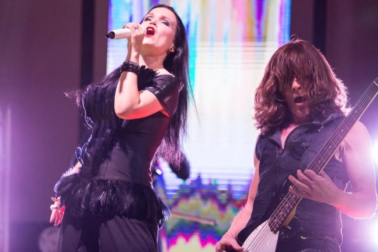 Când întunericul din noi, prelucrat prin muzică, devine lumină. Tarja Turunen și seara feerică de metal simfonic a Timișoarei