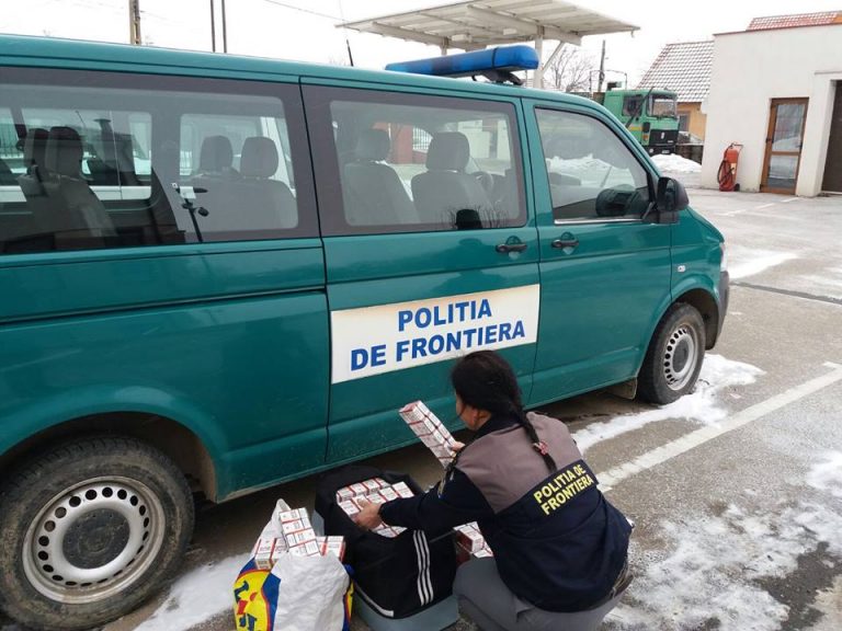 Sute de pachete de ţigări, confiscate de poliţiştii de frontieră