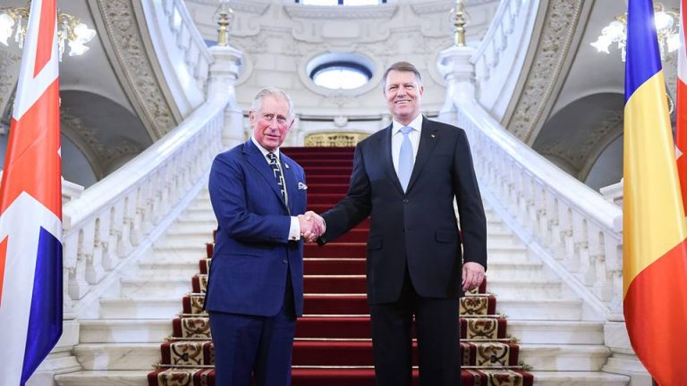 Prințul de Wales a fost decorat de președintele Klaus Iohannis, la Palatul Cotroceni, cu Ordinul Național „Steaua României” în Grad de Mare Cruce-VIDEO