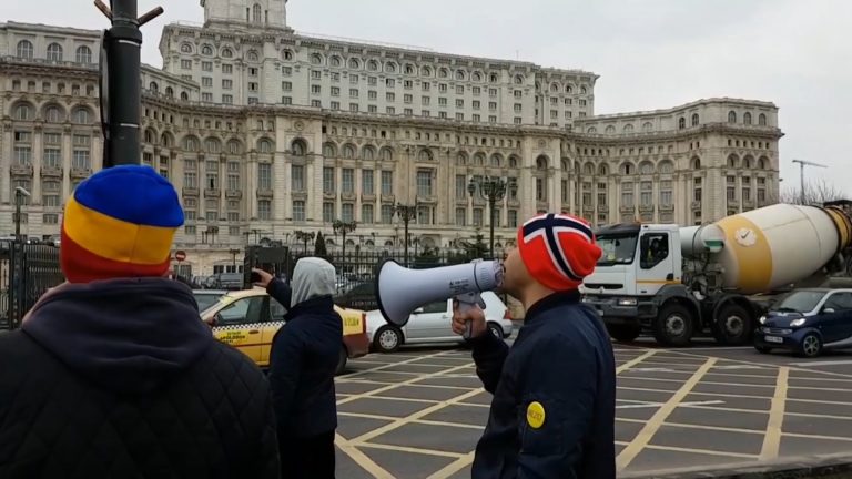 Aproximativ zece mașini și zece bicicliști au participat, la un protest, în jurul Palatului Parlamentului-VIDEO