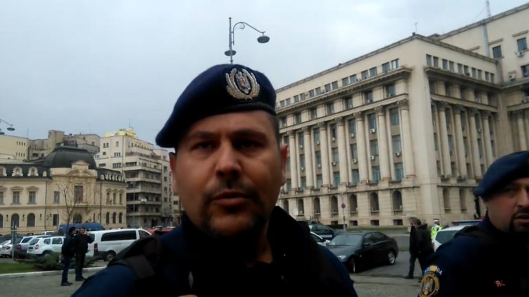 Cristian Mihai Dide care a strigat ”HOȚII, HOȚII”, în fața sediului ministerului de Interne, a fost amendat cu 200 lei-VIDEO