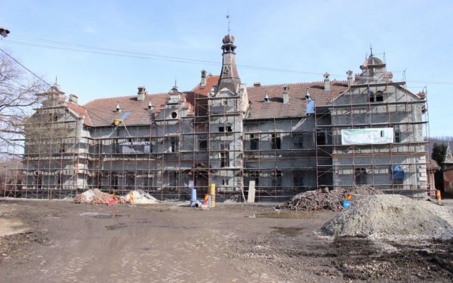 CFR și-a făcut milă de o gară de poveste din Vestul țării! Monumentul istoric este acum în reparații capitale, după demersuri de 10 ani VIDEO