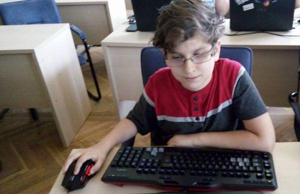 Minunile de lângă noi! Un copil de 12 ani, din Timişoara, considerat un geniu în IT