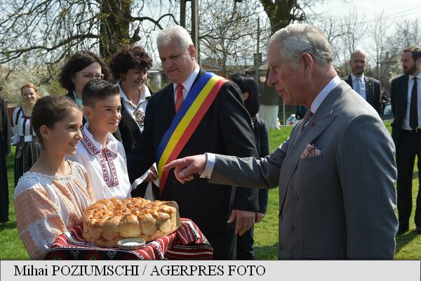 Prințul Charles și-a încheiat vizita oficială în România, la Școala din satul Vizurești, unde a vorbit cu profesorii, elevii și membrii comunității-VIDEO