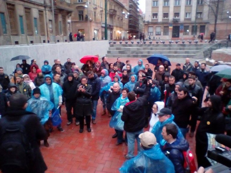 A dispărut spiritul civic din Timişoara? Se întreabă cei câțiva protestatari care s-au întâlnit în Piața Sfântu Gheorghe-VIDEO