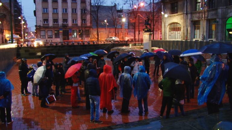 Fie ploaia cât de grea protestatarii vor ceva – VIDEO