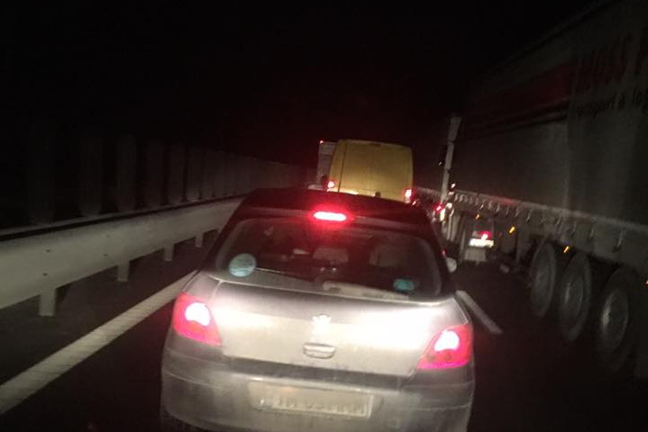 Teribil accident pe autostrada dintre Arad şi Timişoara! Trei răniţi grav, dintre care unul a decedat, după ce un TIR a spulberat două autoutilitare