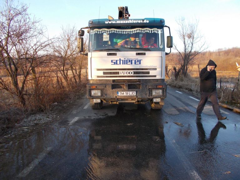 Cărăşenii au găsit cine sunt vinovaţi pentru apa murdară de la robinetele din Caransebeş