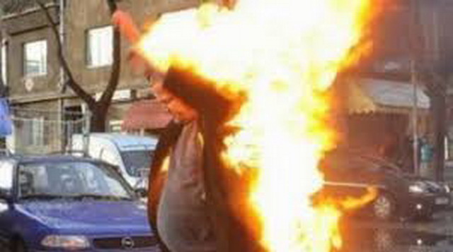 Gest extrem într-un oraș din vest: un bărbat și-a dat foc în fața unui cămin