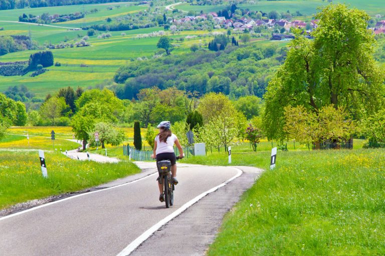Comunele din estul Timișului se pregătesc pentru turiștii pe bicicletă! Ce fac edilii pentru a facilita accesul pe două roți…