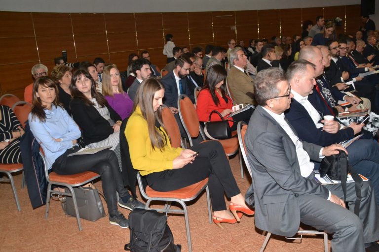 Tinerii antreprenori sunt chemați la Start Smart