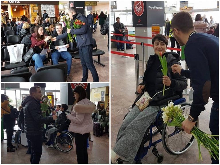 Flori la aterizare! Doamnele şi domnişoarele au fost omagiate la Aeroportul Timişoara