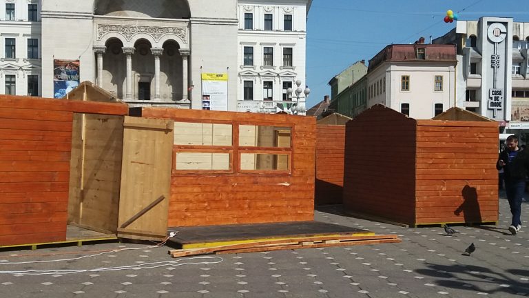 Vine, vine primăvara… Apar coșmeliile cu pretenții din buricul Timișoarei