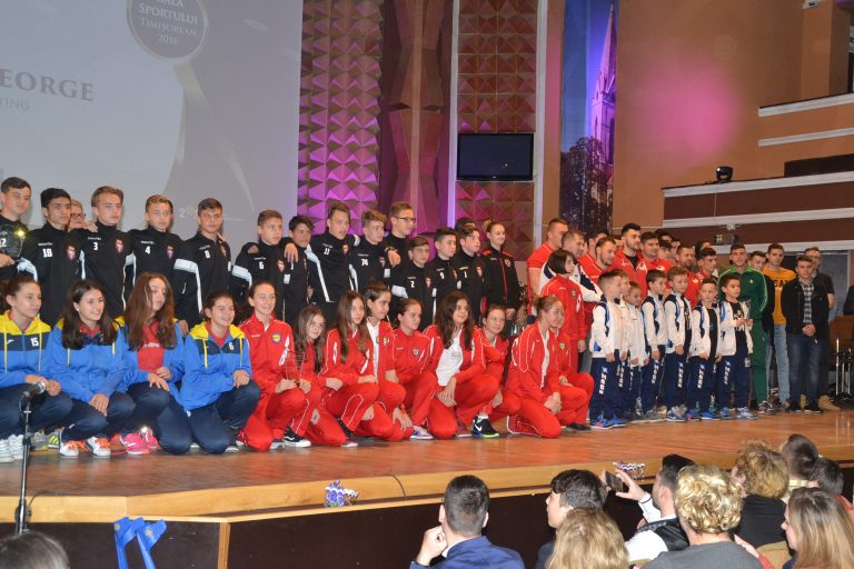 Primăria și-a premiat sportivii campioni cu 400.000 de lei