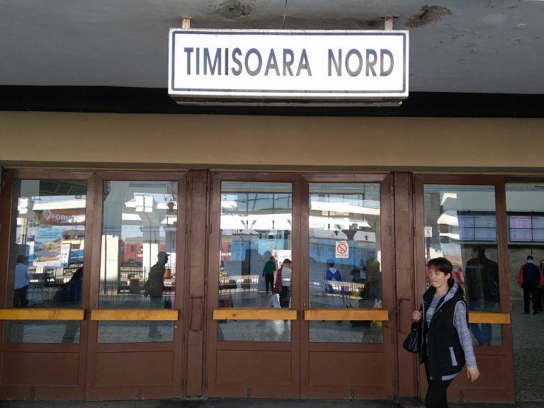 Protest spontan al angajaţilor CFR. Trenuri întârziate la Timişoara