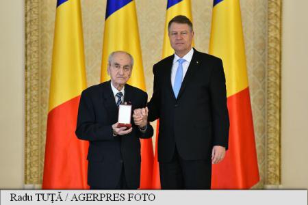 Președintele Klaus Iohannis l-a decorat pe președintele de onoare al PNL, Mircea Ionescu-Quintus, cu Ordinul Național „Steaua României” VIDEO