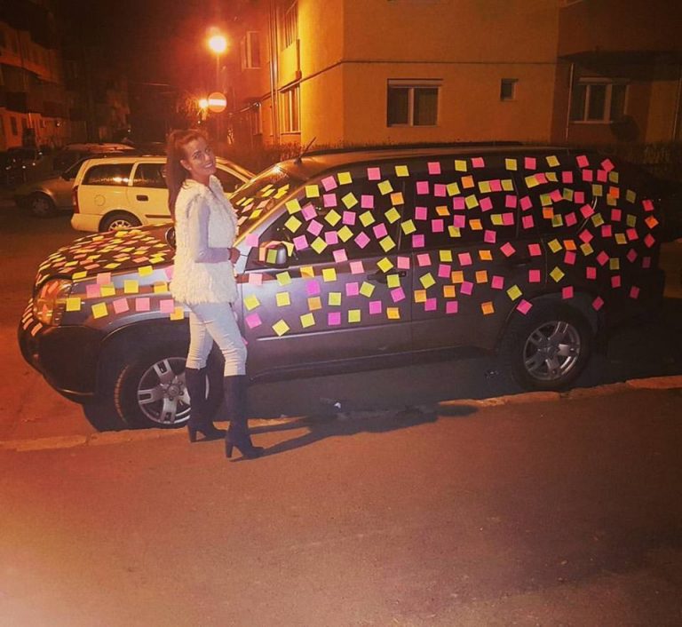 I-a umplut maşina de stickere iubitului!
