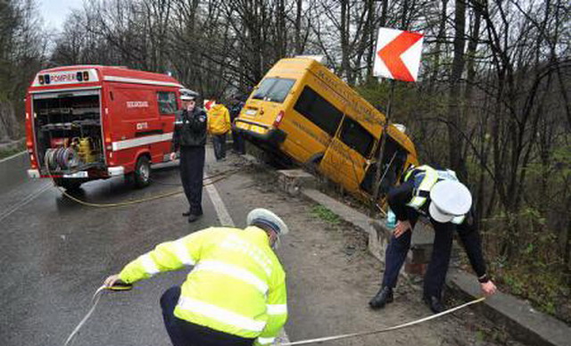 Un microbuz cu elevi s-a răsturnat pe o şosea din vestul ţării