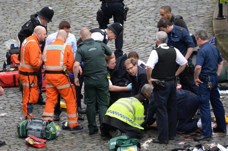 Atac la Londra. O maşină a intrat într-un grup de oameni pe Westminster Bridge, cel puţin doi morţi, mai mulţi răniţi sunt în stare gravă-VIDEO
