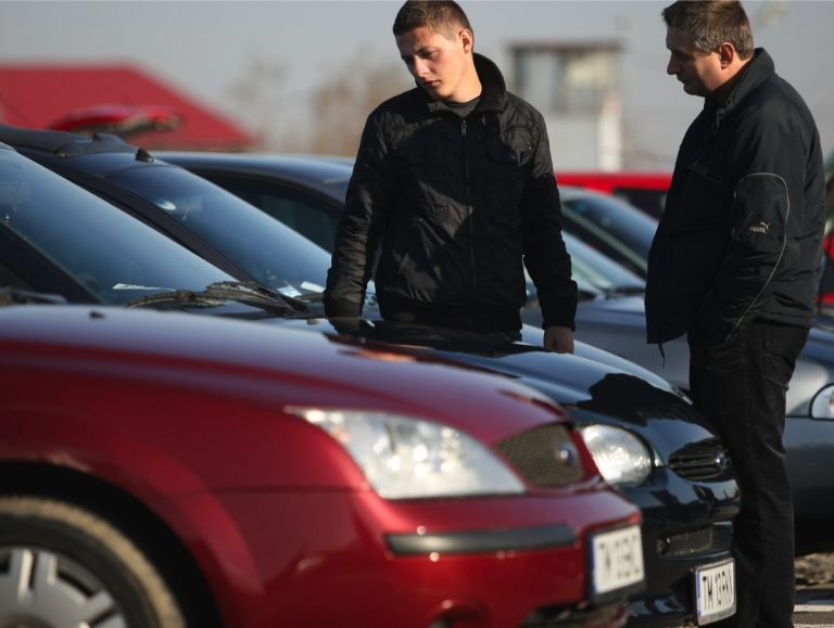 FOTO. Ce a surprins un bărbat pe roata unei mașini parcate în Arad! Proprietarul ar putea avea un șoc